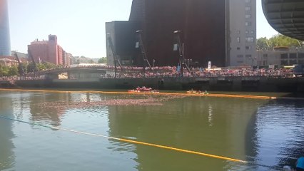 La VII Estropatada suelta 18.000 piñas de pino en la ría de Bilbao