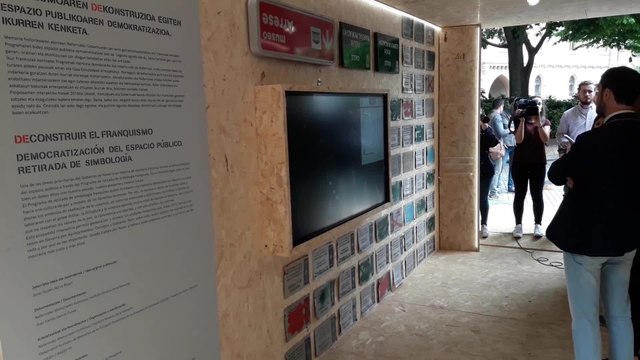 Una exposición muestra símbolos franquistas retirados en Navarra desde 2015
