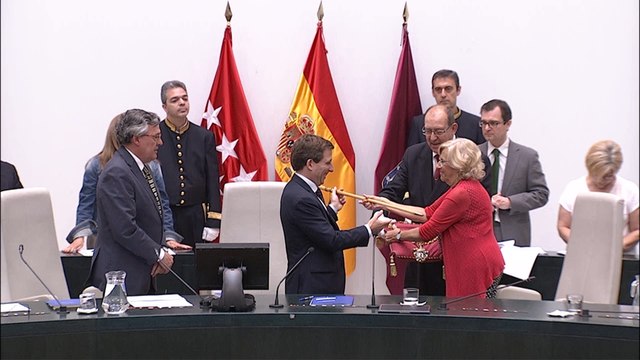 Carmena entrega el bastón de poder a Almeida