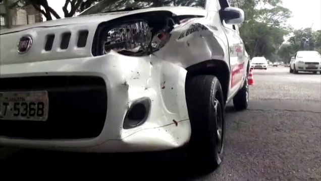 Carros se envolvem em acidente na Rua Mato Grosso