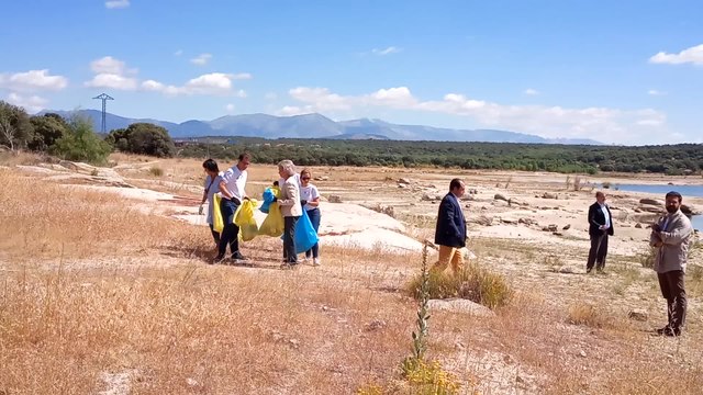 La Reina doña Sofía se une a la recogida de residuos de LIBERA