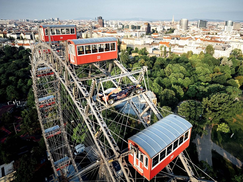 La Red Bull RB15 perchée sur une grande roue !