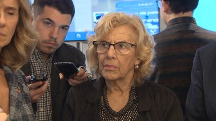 Carmena ya se encuentra en planta tras una operación de tobillo