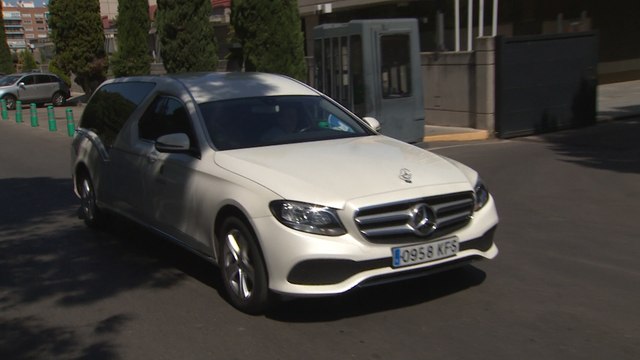 El coche fúnebre de Chicho Ibáñez Serrador sale del tanatorio de la M-30