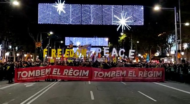 Miles de personas empiezan la manifestación 'Tumbemos el régimen' en Barcelona