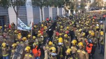 Un millar de bomberos se manifiestan en Barcelona para pedir más efectivos
