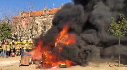 Un millar de bomberos se manifiestan en Barcelona