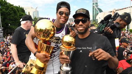 Video herunterladen: Kawhi Leonard Lets Loose At Raptors' Championship Parade