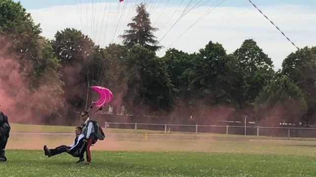 Près de Rennes. Saut en parachute pour blessé de guerre, COMSIC Cesson-Sévigné