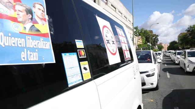 Protesta de taxistas en Sevilla por el borrador de la Junta sobre los VTC.