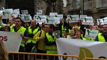 Trabajadores de Ence protestando en la investidura de Lores