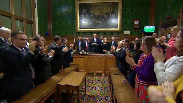 May supera la moción de censura con 200 votos a favor