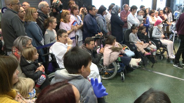 Niños hospitalizados encienden el Árbol de Navidad