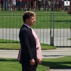 Regardez l'image impressionnante d'Angela Merkle prise soudainement de tremblements alors qu'elle assiste à une cérémonie officielle