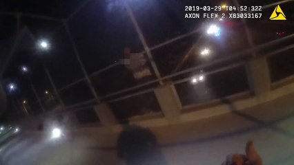 Polícia evita suicídio de jovem com um simples abraço