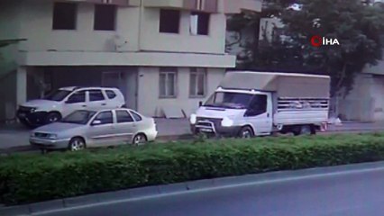 Süt aldığı aracın önünden karşıya geçmek isteyen çocuğa otomobil çarptı...Kaza anı kamerada