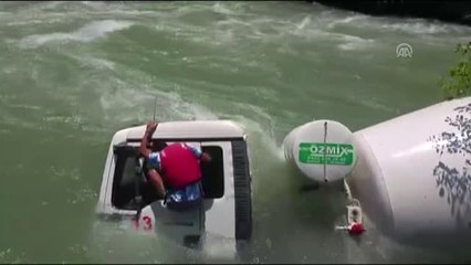 Tunceli'de iş makinesi çaya düştü: 2 yaralı