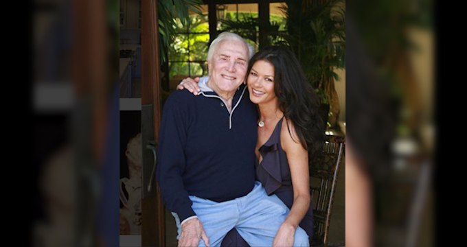 El actor de Hollywood Kirk Douglas cumple 102 años