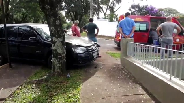 Batida entre Van e Golf na Rua Machado de Assis deixa mulher ferida