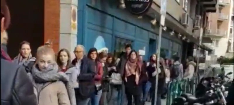 Largas colas para dejar el voto por correo