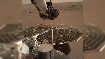 Download Video: La sonda InSight ejercita su brazo robótico