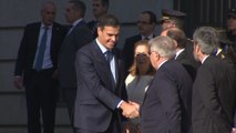 Pedro Sánchez recibe abucheos a su llegada y salida del homenaje a la Constitución