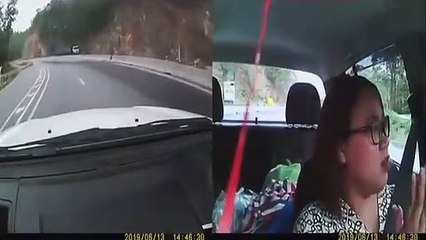 Quand un camion se couche et déverse tout son liquide sur une voiture roulant en sens inverse !