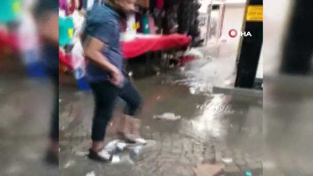 Sağanak yağış dakikalar içinde caddeleri göle çevirdi...İş yerlerini su bastı, sürücü ve vatandaşlar zor anlar yaşadı