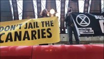 Activistas climáticos bloquean el paso a la Bolsa de Londres