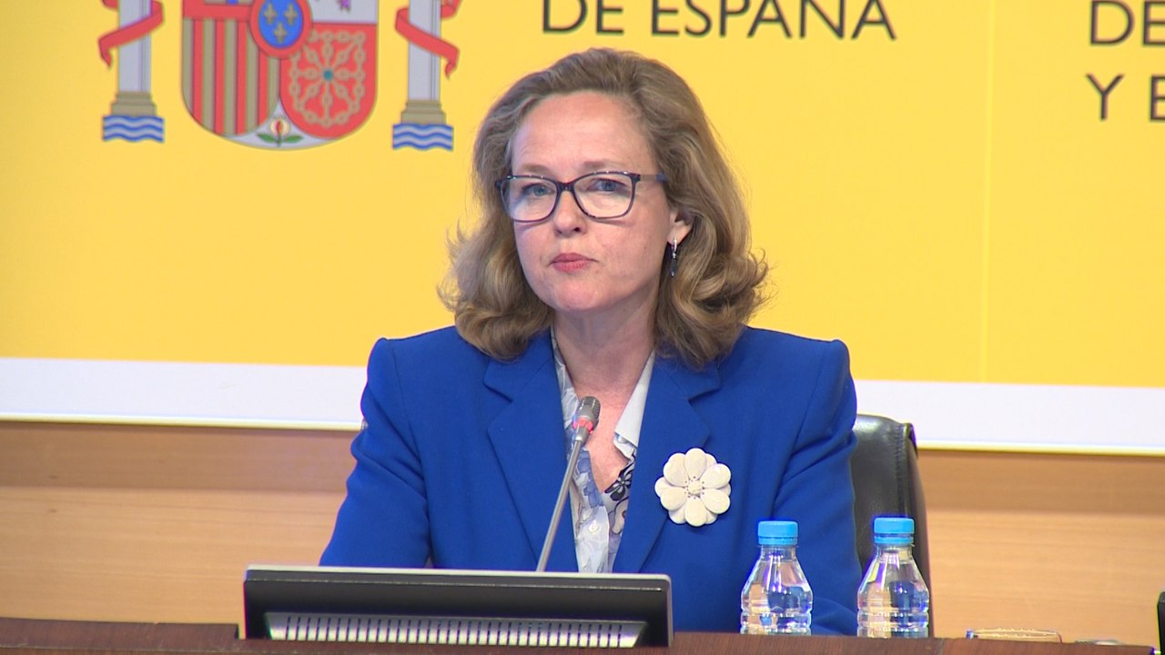 Calviño comenta los "datos positivos" del paro