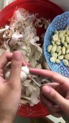 Une femme nous montre une technique pour éplucher facilement et rapidement de l'ail.