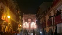 Salida de la Virgen de la Esperanza de Triana en Sevilla