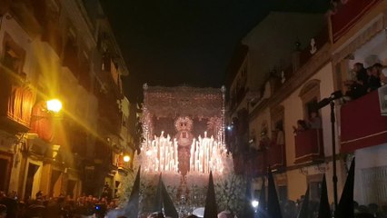 Salida de la Virgen de la Esperanza de Triana en Sevilla