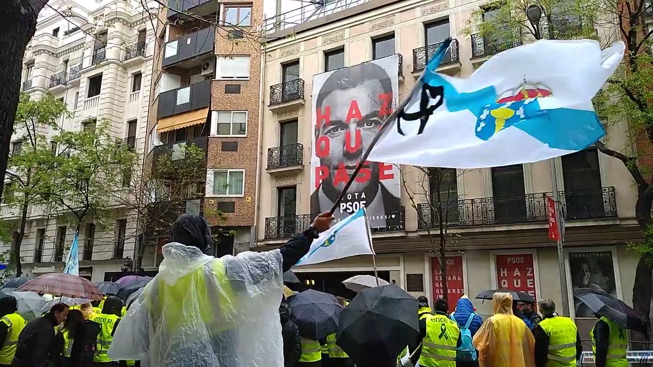 Trabajadores de Ence se manifiestan ante la sede del PSOE