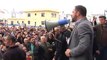 Manifestantes antifascistas reciben a Abascal en A Coruña con el 'culo al aire'