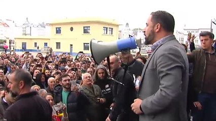 Manifestantes antifascistas reciben a Abascal en A Coruña con el 'culo al aire'