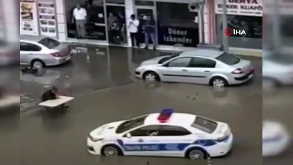 Göle dönen yolun ortasına masa ve sandalye koyup çorba keyfi yaptı