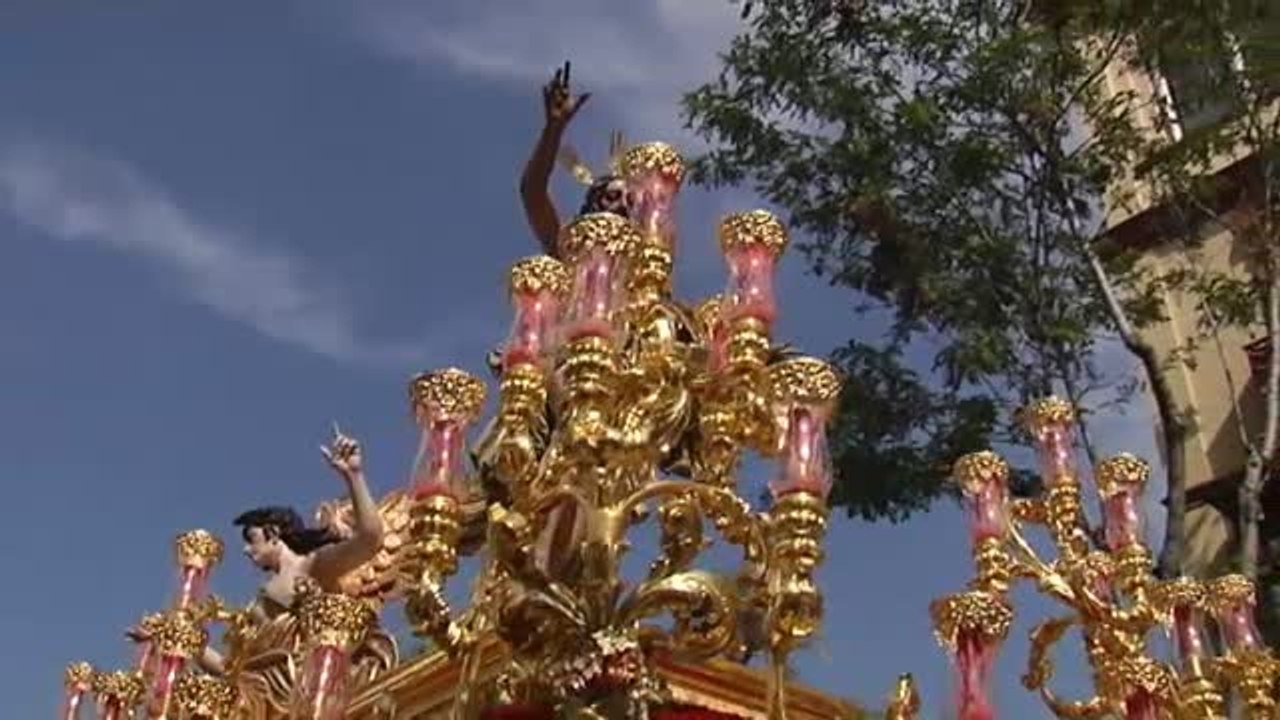 La recogida de sillas y palcos y la degustación de las últimas torrijas cierran la Semana Santa sevillana