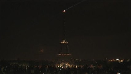 La Torre Eiffel se apaga en homenaje a las víctimas de los atentados en Sri Lanka