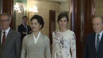 La reina Letizia rinde homenaje a China con su estilismo