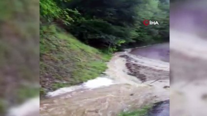 Sağanak yağış okul bahçesini göle çevirdi