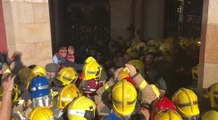 Los Mossos cargan contra bomberos en la huelga