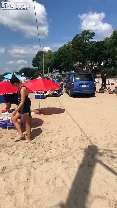 Un chauffard roule sur la plage et manque d'écraser des touristes !