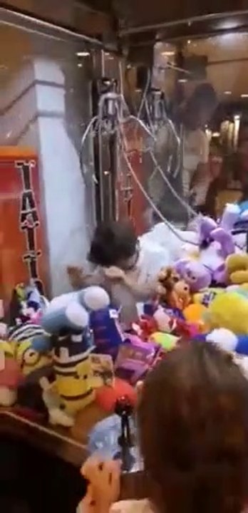 Comment Gagner Des Peluches Aux Pinces Un enfant entre dans un jeu de pinces pour voler les peluches à la fête