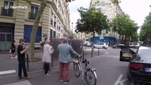 Un chauffard s'en prend à un malvoyant qui traversait et le gifle en pleine rue à paris