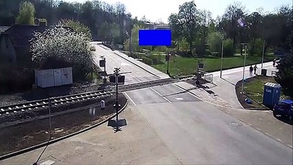 Héros du jour : il sauve un motard de 85 ans couché sur un passage à niveau !