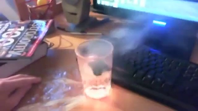 Il met un morceau de Lithium dans un verre d'eau mais ne s'attendait pas à une telle réaction