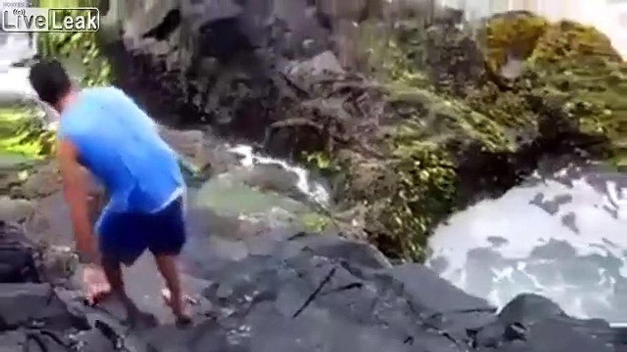 Il se fait emporter par les vagues et s'en sort indemne... Chanceux