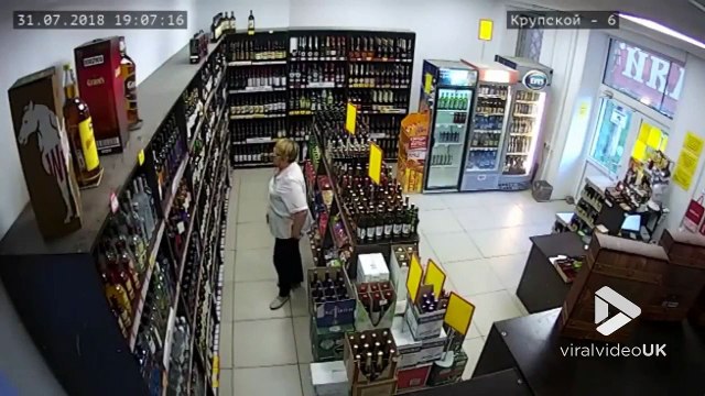 Des centaines de bouteilles bières s'éclatent sur le sol de ce supermarché sans aucune raison