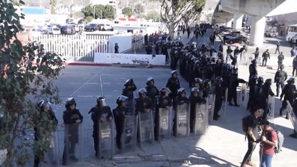 Agentes de EE.UU dispersan inmigrantes con gas lacrimógeno